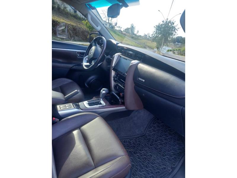 TOYOTA - HILUX SW4 - 2020/2020 - Prata - R$ 255.000,00