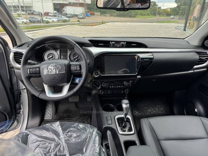 TOYOTA - HILUX - 2025/2025 - Prata - R$ 292.000,00
