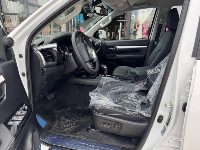 TOYOTA - HILUX - 2025/2025 - Branca - R$ 290.000,00