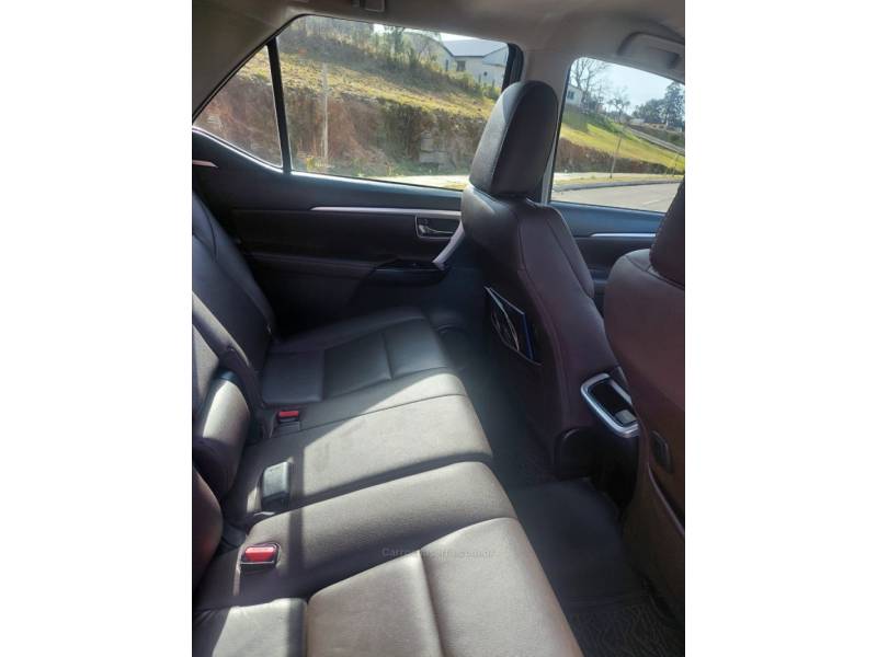 TOYOTA - HILUX SW4 - 2020/2020 - Prata - R$ 255.000,00