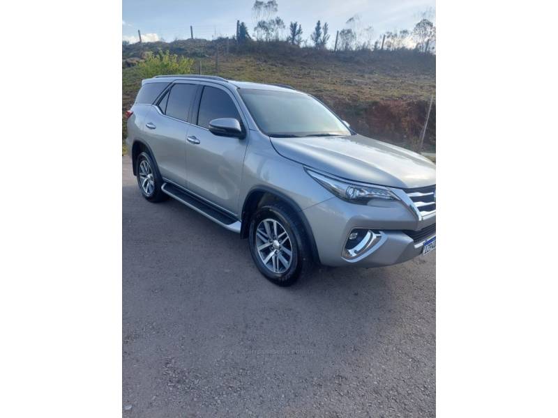 TOYOTA - HILUX SW4 - 2020/2020 - Prata - R$ 255.000,00