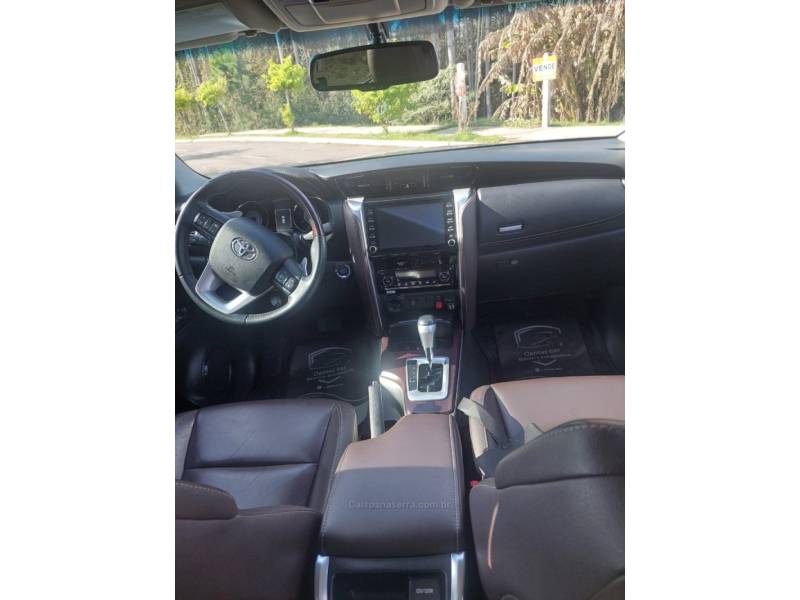 TOYOTA - HILUX SW4 - 2020/2020 - Prata - R$ 255.000,00