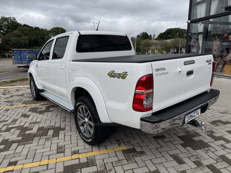 TOYOTA - HILUX - 2014/2014 - Branca - R$ 123.900,00