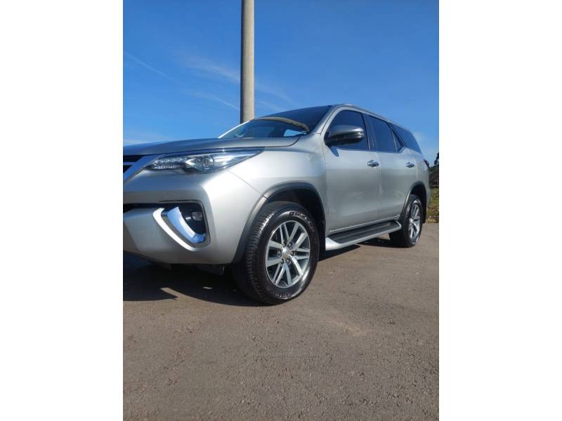 TOYOTA - HILUX SW4 - 2020/2020 - Prata - R$ 255.000,00