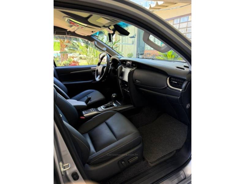 TOYOTA - HILUX SW4 - 2024/2024 - Prata - R$ 366.000,00