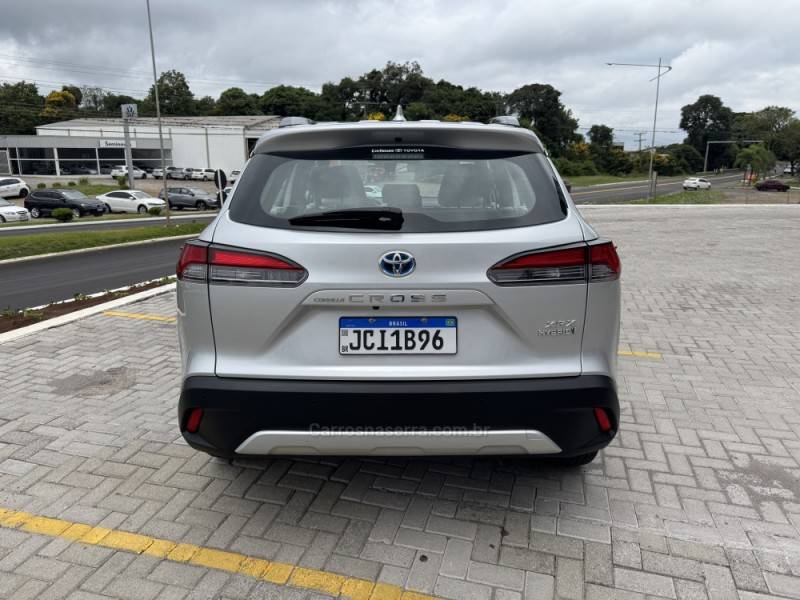 TOYOTA - COROLLA - 2023/2024 - Branca - R$ 183.900,00