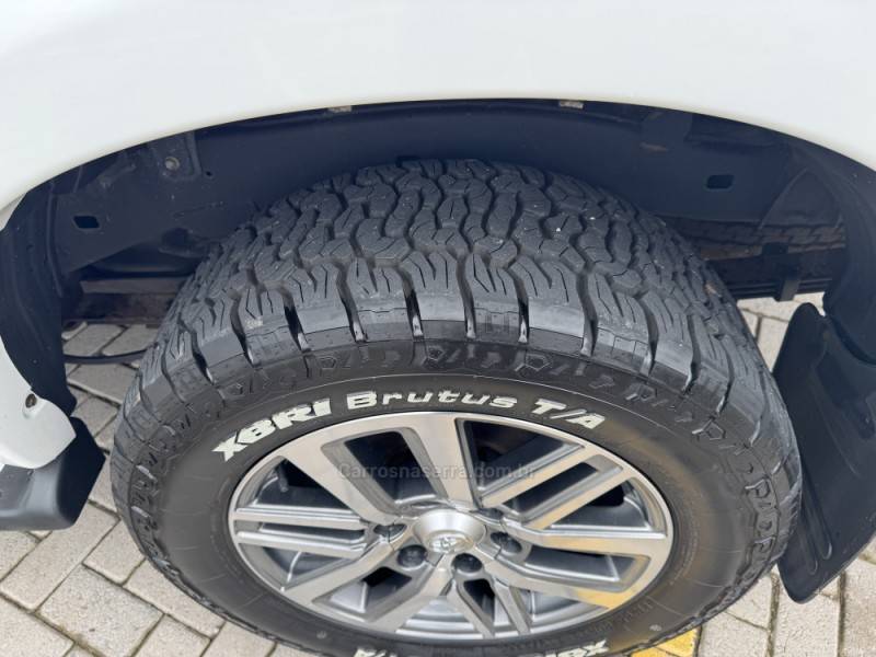 TOYOTA - HILUX - 2014/2014 - Branca - R$ 123.900,00