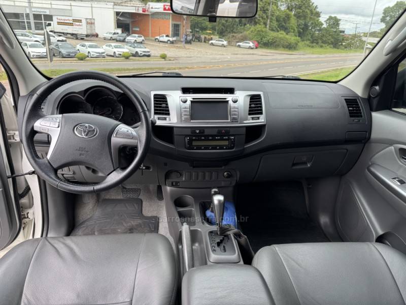 TOYOTA - HILUX - 2014/2014 - Branca - R$ 123.900,00