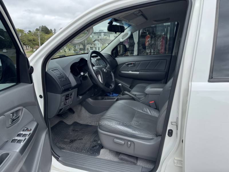 TOYOTA - HILUX - 2014/2014 - Branca - R$ 123.900,00