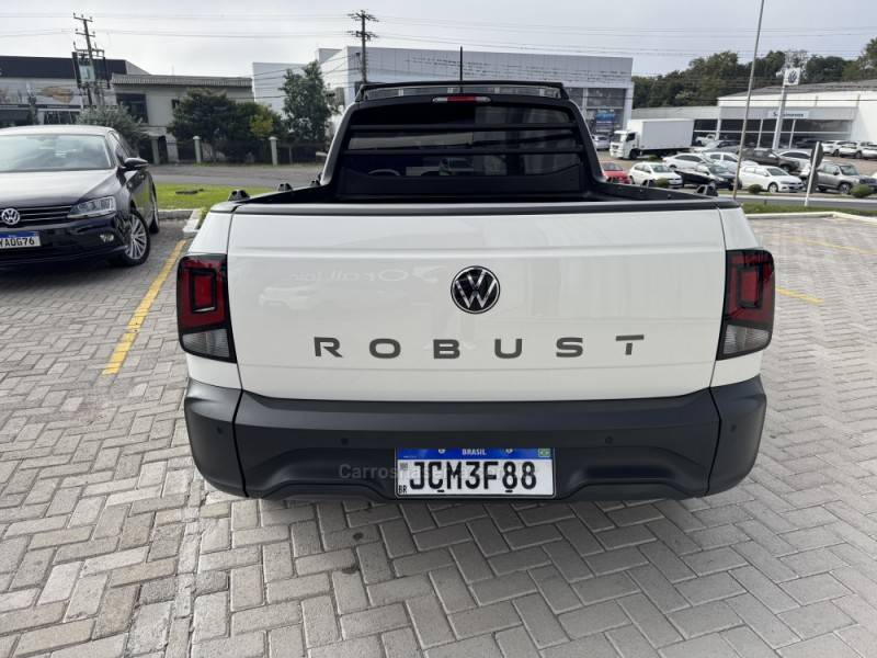 VOLKSWAGEN - SAVEIRO - 2023/2024 - Branca - R$ 84.000,00