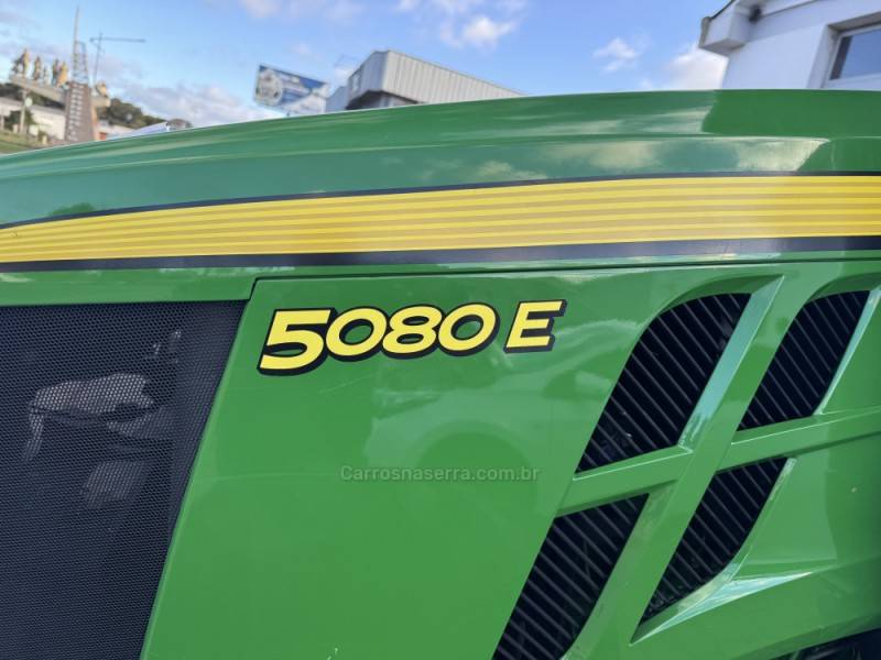 JOHN DEERE - TRATOR 5080 E - 2021/2021 - Verde - R$ 220.000,00
