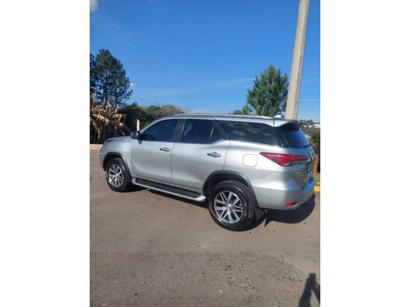 TOYOTA - HILUX SW4 - 2020/2020 - Prata - R$ 255.000,00