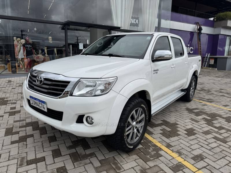 TOYOTA - HILUX - 2014/2014 - Branca - R$ 123.900,00