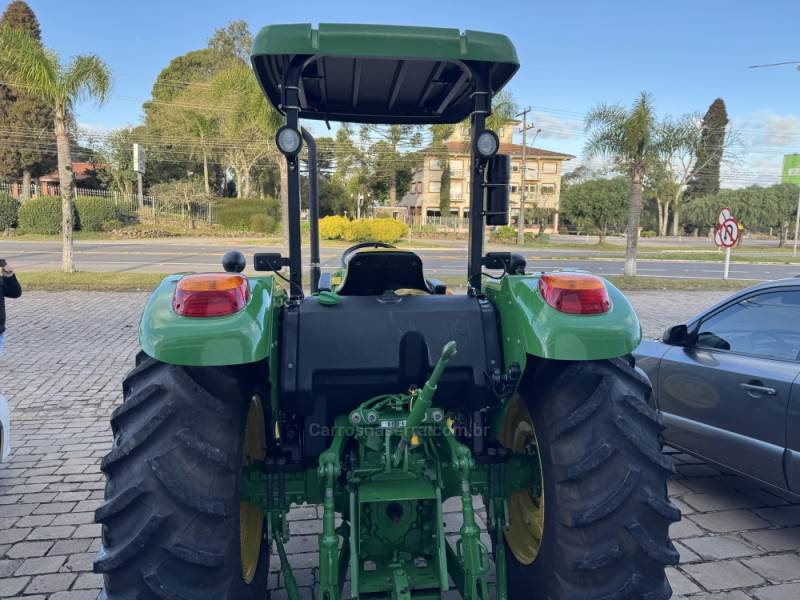 JOHN DEERE - TRATOR 5080 E - 2021/2021 - Verde - R$ 220.000,00