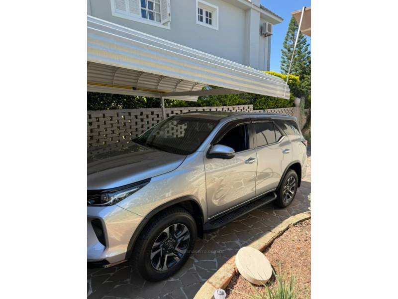 TOYOTA - HILUX SW4 - 2024/2024 - Prata - R$ 366.000,00