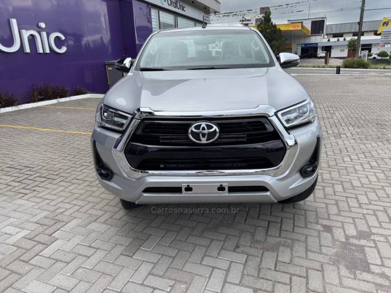 TOYOTA - HILUX - 2025/2025 - Prata - R$ 292.000,00