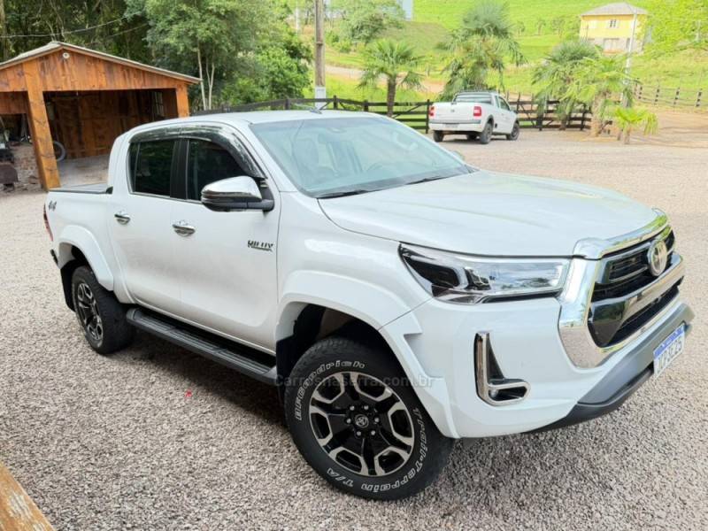 TOYOTA - HILUX - 2024/2024 - Branca - R$ 295.900,00