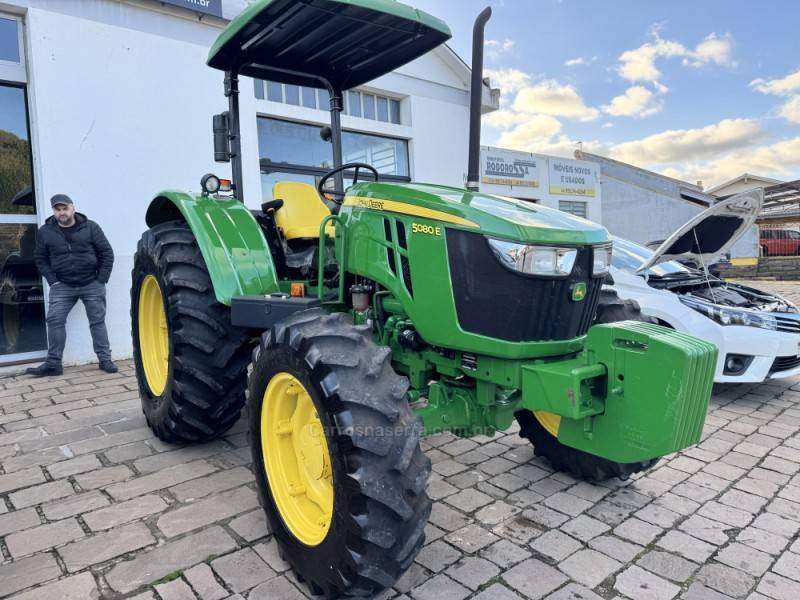 JOHN DEERE - TRATOR 5080 E - 2021/2021 - Verde - R$ 220.000,00