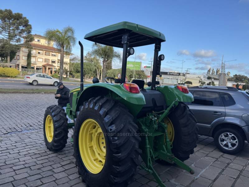 JOHN DEERE - TRATOR 5080 E - 2021/2021 - Verde - R$ 220.000,00