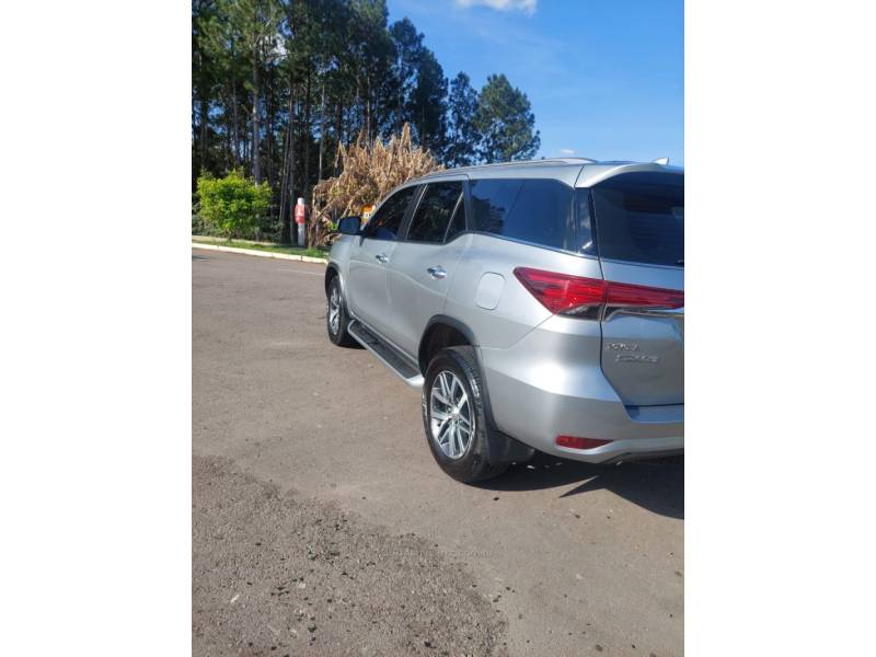 TOYOTA - HILUX SW4 - 2020/2020 - Prata - R$ 255.000,00